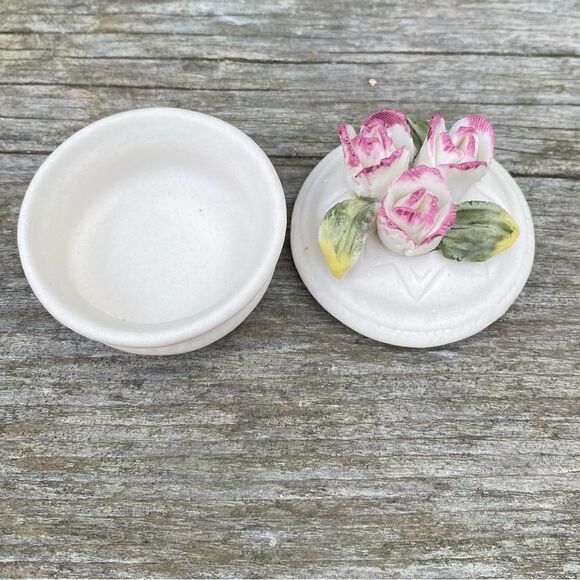 NIB New VICTORIAN TRADING CO LIDDED FLORAL PORCELAIN TRINKET BOX - Picture 3 of 5